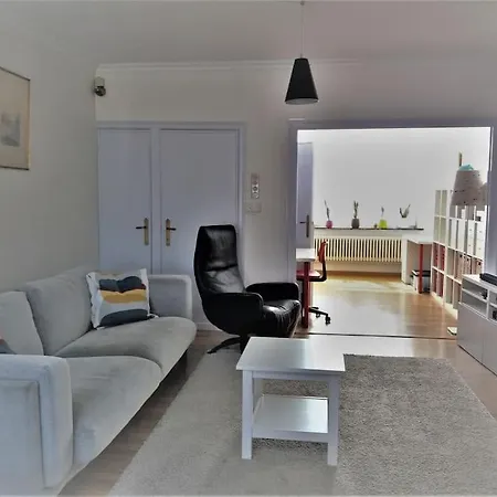 Dom wakacyjny Family House, Free Parking, 15min. Walk To City